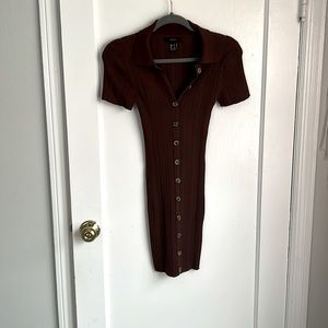 Brown body on dress with collar and buttons